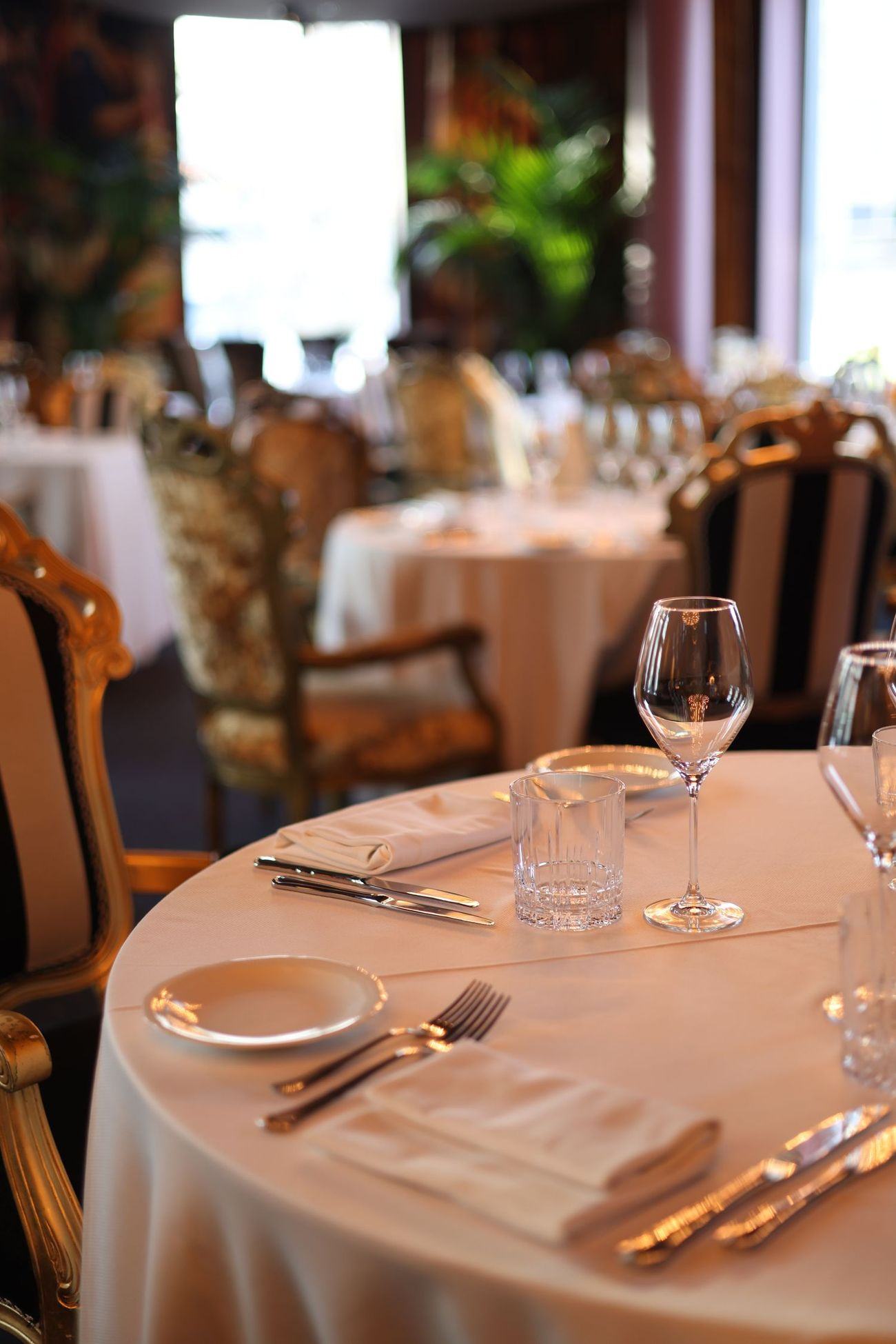 Comedor de restaurante con mesas puestas