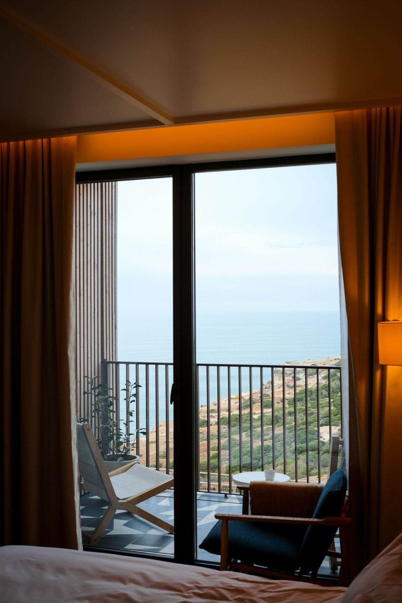 Habitación de hotel con balcón al mar