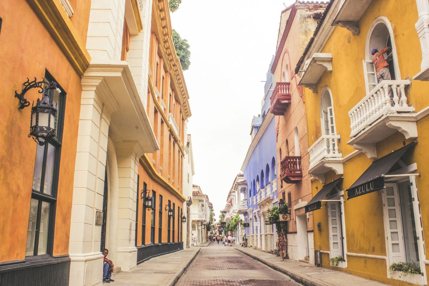 Calle colonial con balcones en Cartagena