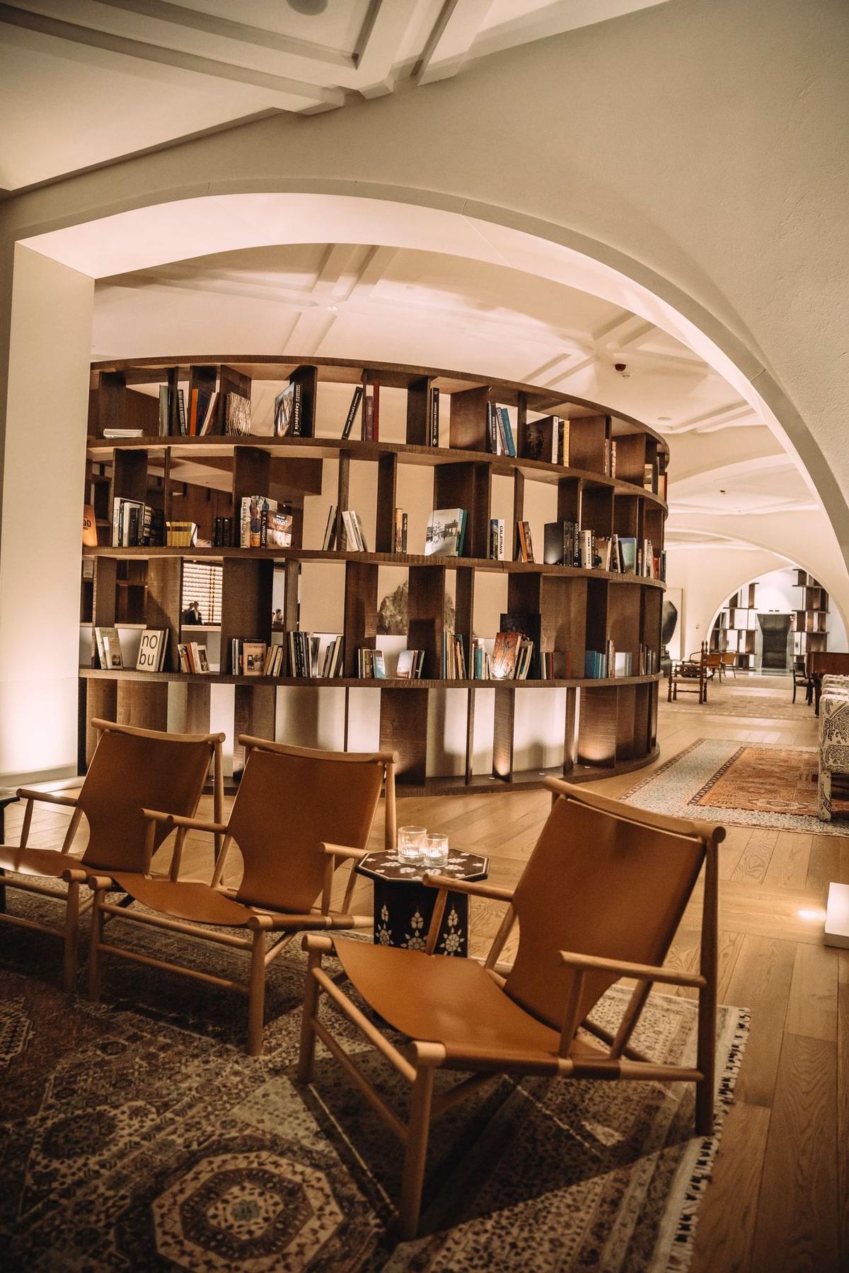La biblioteca del hotel con sillones de cuero
