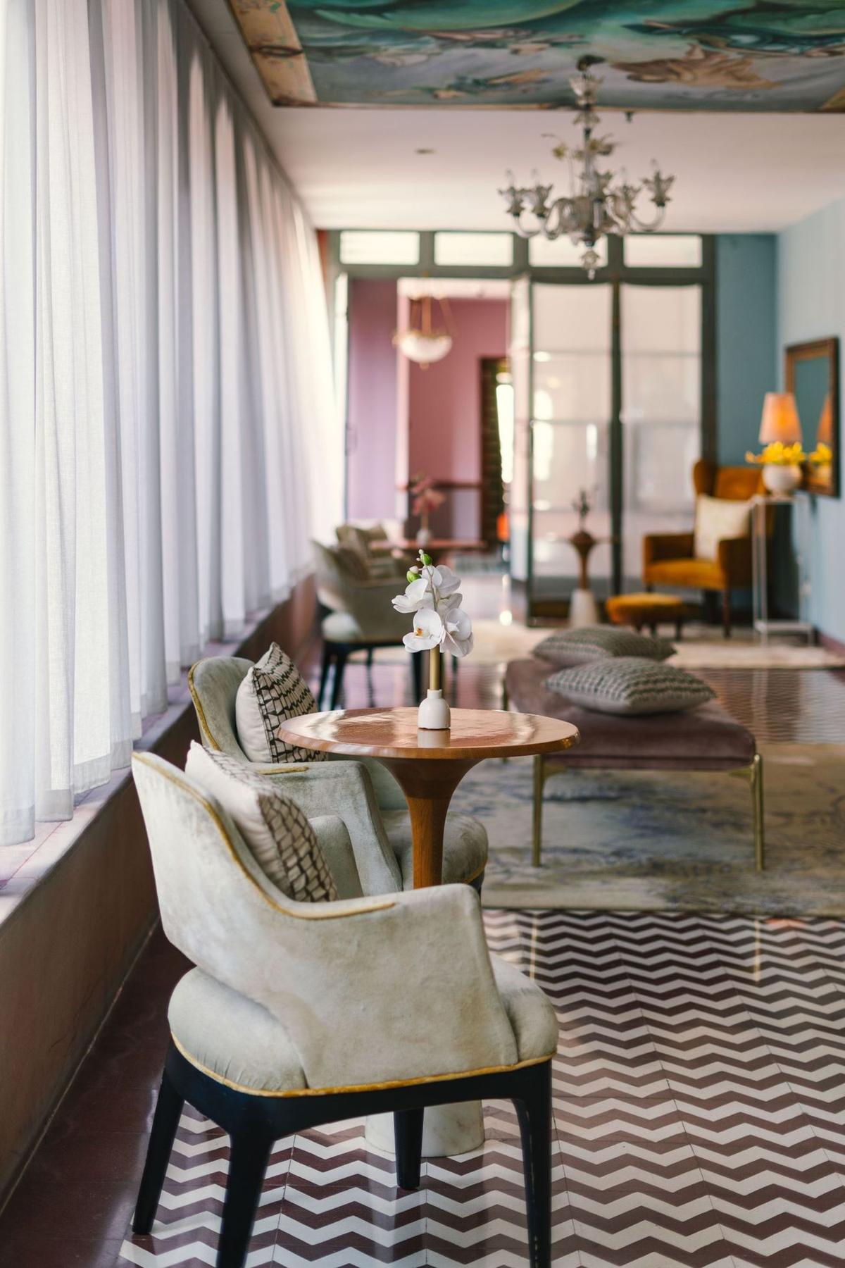 Un salón luminoso con sillones