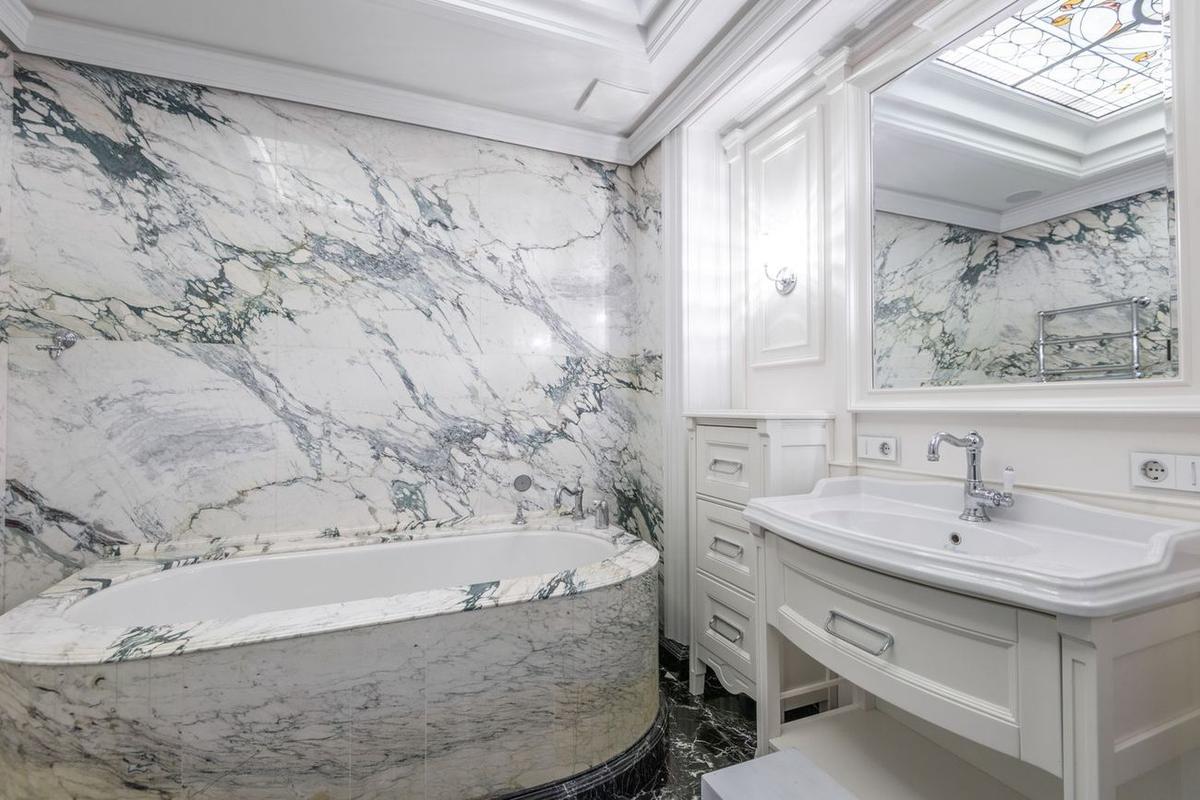 Baño de mármol con tina de una suite