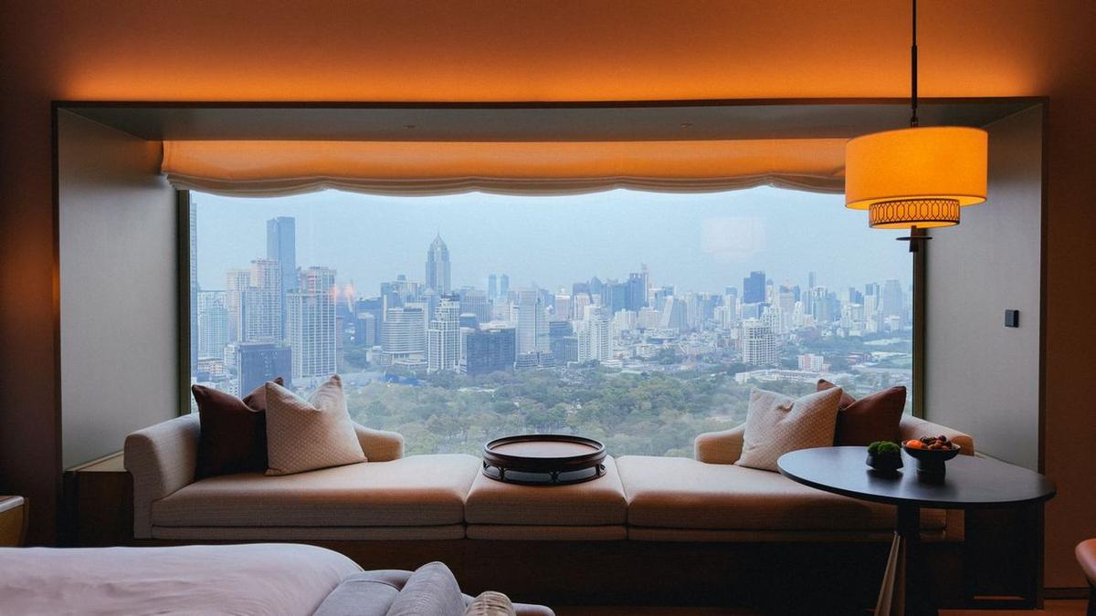 Suite con ventanal panorámico sobre la ciudad